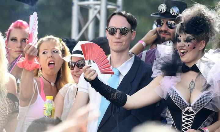 Der Fantasie sind keine Grenzen gesetzt. Nur friedlich sollten alle sein. Gemäss bisherigen Erkenntnissen hat sich dieser Wunsch weit gehend erfüllt. Im Verlaufe des Nachmittags warnte die Stadtpolizei Zürich aber, dass in der Menge stehende Personen auf ihren sichtbaren Schmuck aufpassen sollten. Bei ihr waren Meldungen eingegangen, dass Entreissdiebe unterwegs seien, die auch Pfefferspray einsetzen würden.