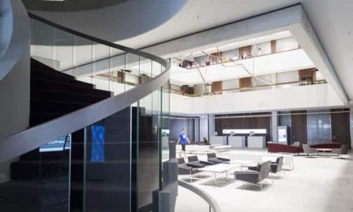 Die neue Halle ist offen, freundlich, hell. Sie wurde um einen Stock erhöht und mit einer zusätzlichen Galerie versehen.