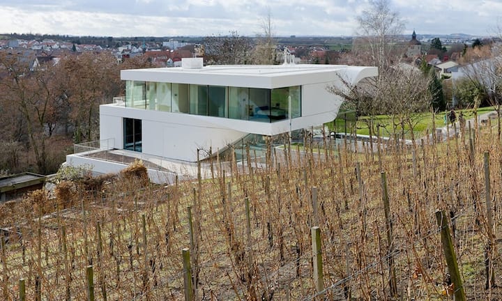 Das Haus am Weinberg in Stuttgart steht, wie der Name schon sagt, inmitten von Reben und bietet…