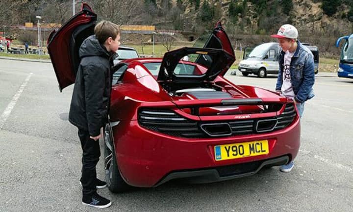 Von wegen «Sonnenstube»: In Ambri bleibt das Verdeck zu; die beiden Jungen sind trotzdem begeistert.