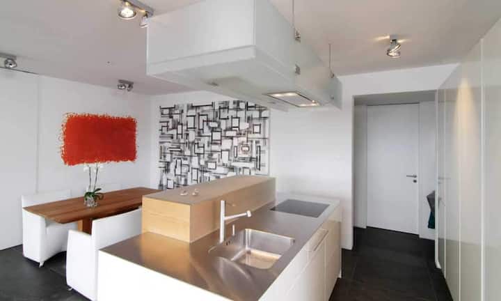 In der modernen Küche sind alle nach dem heutigen Standard üblichen Geräte vorhanden.