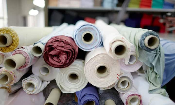 Wer Schweizer Luxus sagt, meint meistens Uhren. Doch natürlich ist die Industrie sehr viel breiter aufgestellt. Die Schweizer Textilindustrie allein beschäftigt über 12'000 Personen und ist stark im Premium- und Luxusbereich verankert. Modemarken wie Valentino, Prada, Akris, Oscar de la Renta, Balenciaga, Marc Jacobs oder Dior bestellen gerne Spitzen-Stoffe aus der Schweiz.