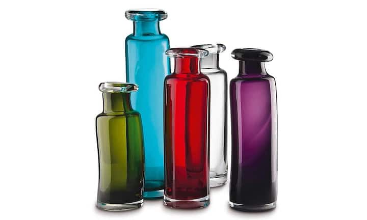 Beschwipst: Vasen gehören zu den Objekten, von denen man nie genug haben kann. In Gruppen angeordnet, wirken sie auch ohne Blumen dekorativ. Rosenthal bringt mit den Drunken Bottles Heiterkeit in die Menge: Die bunten Glasvasen in Flaschenform sehen aus, als würden sie die Hüften schwingen. Erhältlich in drei verschiedenen Grössen (24, 31, 38 Zentimeter) und in den Farben Grau, Grün, Rot, Türkis und Lila. Ambiente Tavola