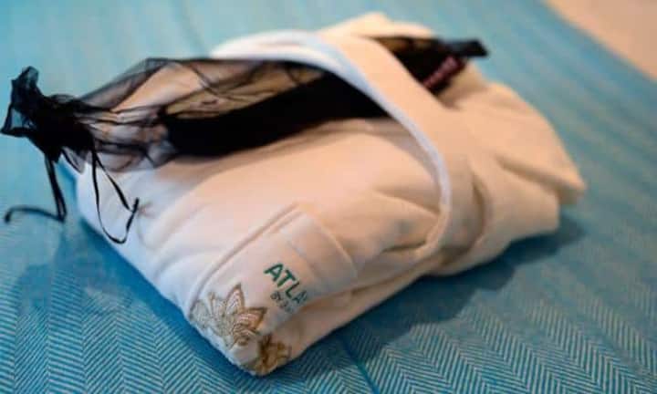 Platz 2: Noch beliebter: Bademäntel. Hier berichteten ganze 65,3 Prozent der Hoteliers, dass die flauschigen Mäntel aus den Zimmern verschwanden. Im Vergleich zu 61,2 Prozent der 5-Sterne-Hotels bericheten hier 68,7 Prozent der 4-Sterne-Häuser von entsprechenden Diebstählen.