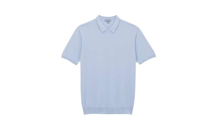 Schlicht: COS
Dieses hellblaue Polo aus einem Baumwollmix ist bewusst schlicht gehalten. Der kleine Kragen sorgt für einen eleganten Look. Preis 99 Franken
