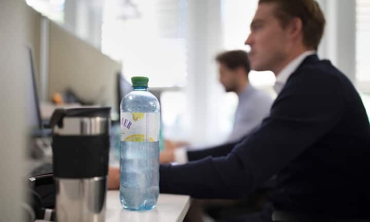 Idealerweise wird daneben im Rahmen der freien Vorsorge 3b gespart. Bei aktiven Fonds gilt es, auf die Kosten zu achten. Diese machen sich langfristig durch den Zinseszins sehr unangenehm bemerkbar. Für unvorhergesehene Ausgaben empfiehlt sich ein Sparkonto mit 20'000 bis 30'000 Franken. Da noch niemand finanziell abhängig ist, macht eine Todesfallversicherung keinen Sinn.