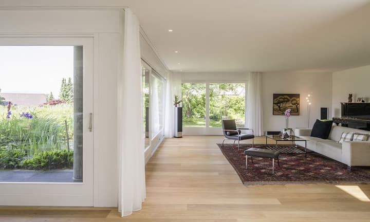 … der Galerie mit Dachfenstern im Obergeschoss sehr hell.