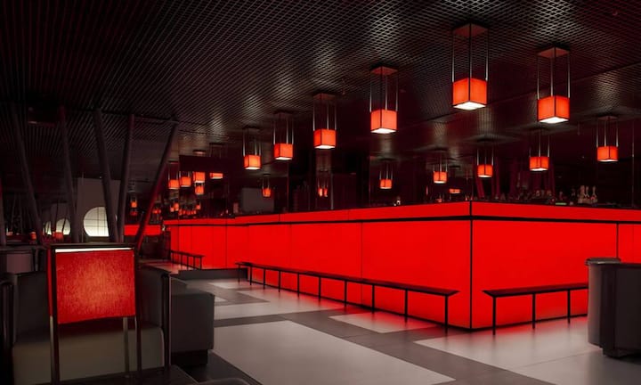 Haute Couture als Club: «Armani Privé» ist eigentlich der Name der Haute-Couture-Linie des Labels Giorgio Armani. Zudem ist es eine der feinsten Adressen zum Ausgehen in Mailand und gehört einem der größten italienischen Designer. Ebenso exklusiv wie das Interior, das durch eine puristische Linienführung besticht, sind Publikum und Preise. Armani