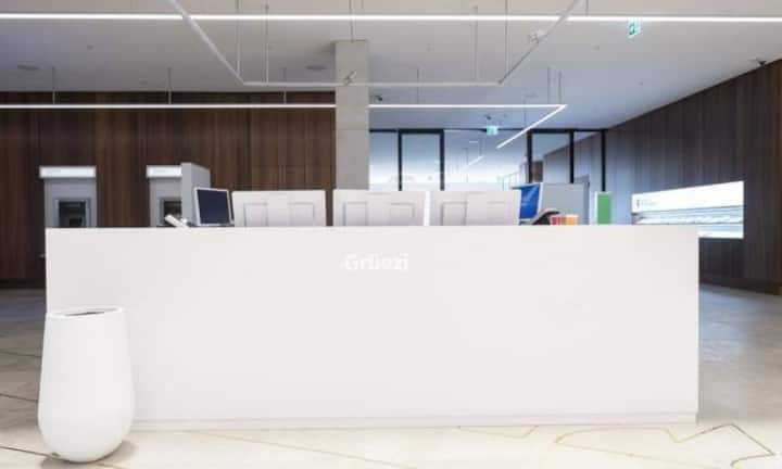 «Grüezi» steht am Empfangsschalter der neuen Kundenhalle im sanierten ZKB-Gebäude. Die Architekten vom Basler Architekturbüro Jessen Vollenweider haben kaum einen Stein auf dem anderen gelassen.