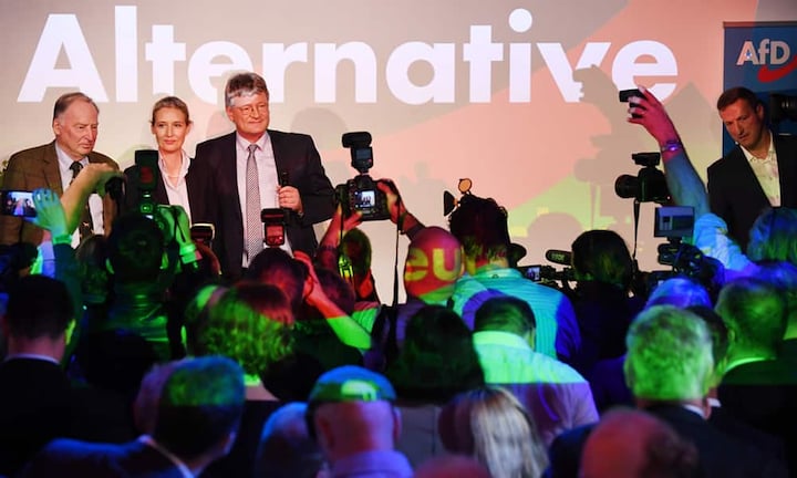 «Wir werden sie jagen», gab Gauland das Ziel in Richtung der neuen Regierung vor. «Wir werden uns unser Land und unser Volk zurückholen». Gauland dürfte besonders freuen, dass er seiner Ex-Partei CDU rund eine Millionen Wählerstimmen abtrünnig machen konnte.