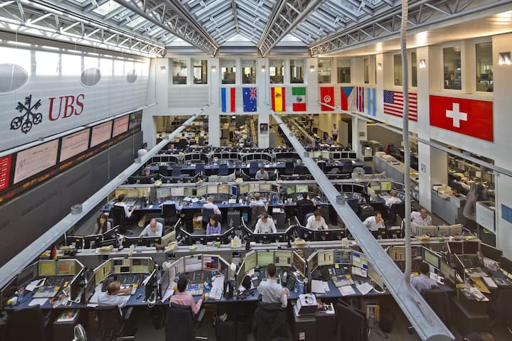 View of the trading floor of UBS bank on Europastrasse in Opfikon in the canton of Zurich, Switzerland, pictured on October 3, 2012. (KEYSTONE/Martin Ruetschi)Blick in den Trading Floor der UBS an der Europastrasse in Opfikon ZH, aufgenommen am 3. Oktober 2012. (KEYSTONE/Martin Ruetschi)