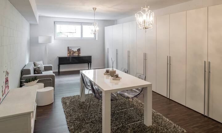 ... der Mehrzweckraum auch als Gästezimmer verwenden. Das Haus ist gut an den öffentlichen Verkehr angeschlossen. In wenigen Gehminuten erreicht man...