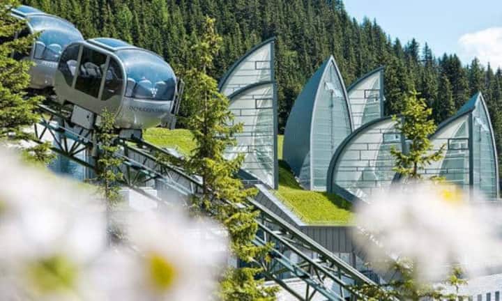 Platz 5 (Vorjahr: 8): Tschuggen Grand Hotel, Arosa
Um drei Plätze verbessert hat sich das Tschuggen Grand Hotel. Das von farbig illuminierten Glas-Segeln gekrönte Spa und der hauseigene «Tschuggen Express» ins Skigebiet müssen nicht mehr erklärt werden. Im Schatten dieser Highlights geht beinahe vergessen, wie sehr hier die Servicekultur überzeugt, weshalb eine zunehmend internationale Gästeschaft den Weg hierher findet und damit eine noch entspanntere Atmosphäre ins Haus bringt.