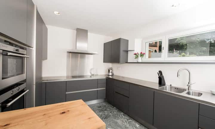 ... von der mit modernsten Geräten ausgestatteten Küche.