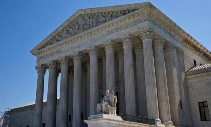 Das oberste US-Gericht fällte vor einigen Jahren den umstrittenen «Citizen United»-Entscheid: Wegen dieses Beschlusses fliesst das Geld im Wahlkampf praktisch unbegrenzt. Clinton will den Entscheid wieder umstossen. Allerdings profitiert sie momentan selber von finanzkräftiger Unterstützung.