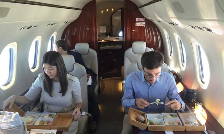 ... wegen dem höheren Kabineninnendruck schmeckt es besser als in einem Linienflugzeug.