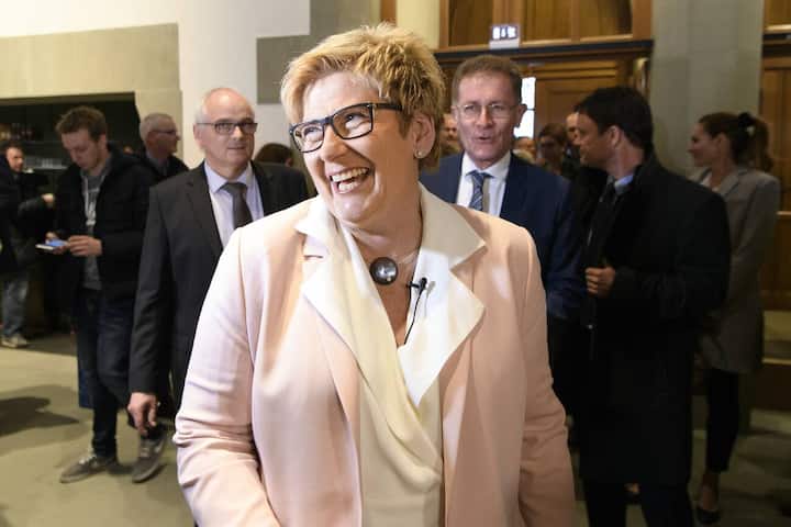 Die gewaehlte Regierungsratin Beatrice Simon, BDP, fotografiert vor Pierre Alain Schnegg, SVP, Christoph Neuhaus, SVP, und Philippe Mueller, FDP, von links, posieren fuer die Fotografen, waehrend den Regierungsratswahlen des Kantons Bern, am Sonntag, 25. Maerz 2018 in Bern. (KEYSTONE/Anthony Anex)