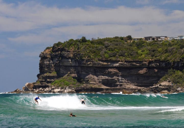Avalon, New South Wales, Australien Slater lebte lange in der kleinen Stadt nördlich von Sydney. Es war seine «Heimat fernab der Heimat» und ein ­Lieblingsplatz mit ­vielen Surfstränden in der Nähe.