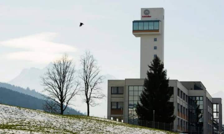 Der Schindler-Konzern streicht 120 Stellen am Hauptsitz in Ebikon LU. Der Lifthersteller kann nach eigenen Angaben seine Produktion von Aufzugskomponenten nicht mehr genügend auslasten.