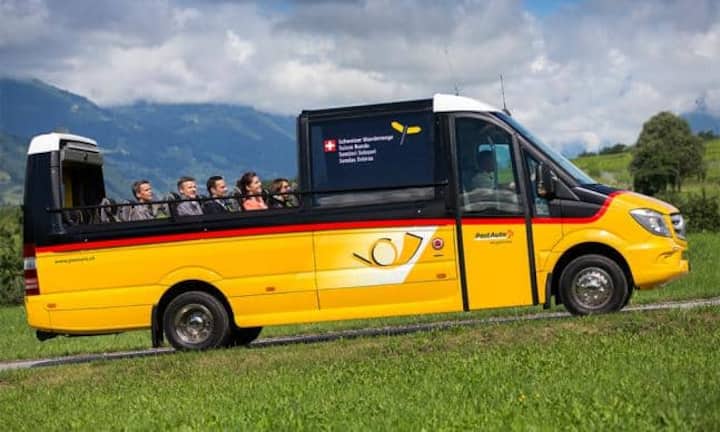 Der Kanton Graubünden prüft aber, ob er in den kommenden Jahren solche verdecklosen Postautos auch im Linienverkehr einsetzen möchte. Bilder: Postauto