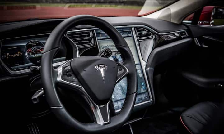 Zwischen dem Fahrer und dem Beifahrer leuchtet ein riesiger Touchscreen. Darauf lässt sich von Navi über das Mediacenter bis hin zu Internetseiten alles anzeigen. Die Bedienung für Lüftung, Klima und Sitzheizung ist auf der Anzeige sehr klein - da muss man schon genau hinschauen. Das Auto hat der Fotograf Patrick Stoll exklusiv für handelszeitung.ch in Szene gesetzt.