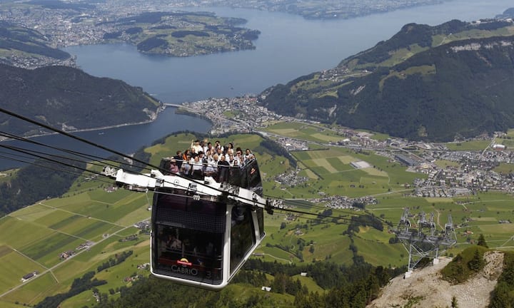 Die erste ihrer Art: Die erste Cabrio-Seilbahn befindet sich in der Schweiz: Fahrgäste kommen über eine Treppe auf das Dach des Lifts. Achtung: windig.   Keystone