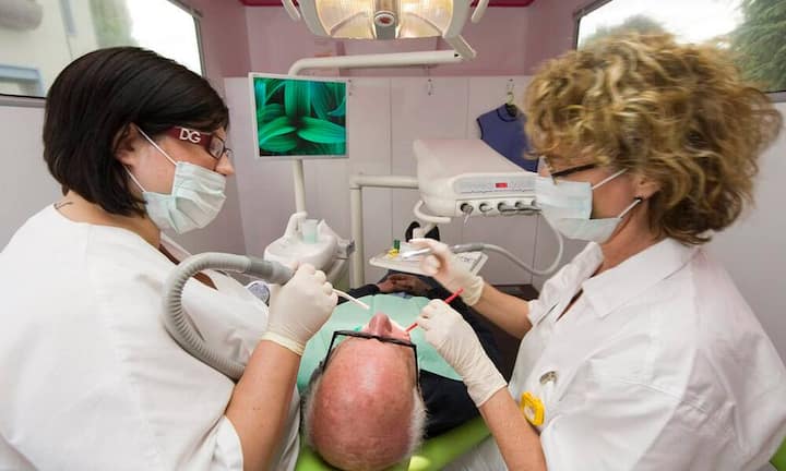 Krankheitskosten und Zahnarzt: Ein Abzug  der selbst getragenen Krankheistkosten ist meistens nur möglich, wenn die Kosten fünf Prozent des Reineinkommens übersteigen. Die Selbstbehalte bei der Krankenkasse können einberechnet werden. Bei einem Einkommen von 100'000 Franken beträgt der Selbstbehalt in Zürich beispielsweise 5000. Machen die Arztrechnungen 7000 Franken aus, dürfen 2000 in Abzug gebracht werden. Wichtig: Alle Rechnungen müssen im selben Jahr eintreffen.