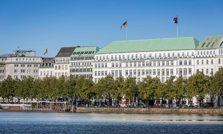 Der saudische König Salman und sein Sohn, Kronprinz Mohammed bin Salman, kommen kurzfristig nicht mehr zum G20-Gipfel nach Hamburg - und das obwohl sie Berichten zufolge bereits das komplette Luxushotel «Vier Jahreszeiten» für sich gebucht hatten. Demnach hatten sich die Saudis sämtliche 156 Zimmer und Suiten gesichert - plus Räume in zwei weiteren Hotels der Stadt.PR