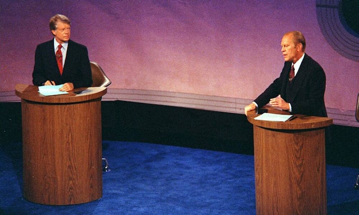 1976: Folgenreiches TV-Duell zwischen dem Demokraten Jimmy Carter (l.) und dem amtierenden Präsidenten Gerald Ford. Nach einer erfolgreichen ersten Debatte brachte sich Ford in eine unglückliche Lage. Er behauptete mitten in Zeiten des Kalten Krieges: «Es gibt keine Dominanz der Sowjetunion in Osteuropa, und unter einer Regierung Ford wird es auch keine geben.» Ford verlor die Wahl.
