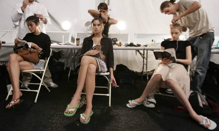 Models bei der Vorbereitung auf eine de la Renta Show. Bei der Präsentation muss jedes Detail sitzen.