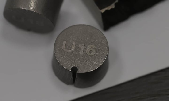 Zusätzlich zur Uhr erhalten Käufer auch noch eine gravierte Ronde aus dem Originalstahl des jeweiligen U-Boots.