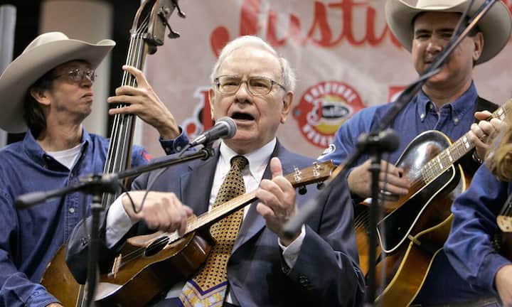 Warren Buffett spielt UkuleleNach Angaben von «Forbes» hat der Berkshire-Hathaway-Chef bereits seit Jahrzehnten eine Vorliebe für die Ukulele. Buffett nutzt sein musikalisches Talent für gute Zwecke und spendete Instrumente und Unterrichtsstunden an Kinder-Clubs in Omaha und er trat sogar für wohltätige Zwecke auf.