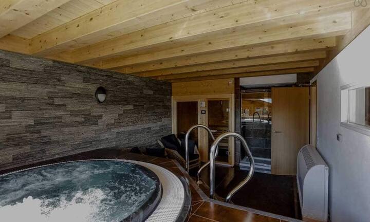 Auf der Internetplattform Airbnb können Privatpersonen ihre Wohnung an Feriengäste vermieten. Mit günstigen Angeboten entwickelte sich so ein ernstzunehmender Rivale der klassischen Hotellerie. Doch es geht auch teuer.Für 2150 Franken übernachtet man im  Chalet Eugénie Ski in & out in Randogne, Wallis.