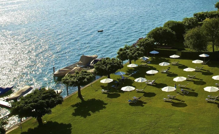 Die Liegewiese des 4-Sterne-Hauses reicht bis direkt ans Ufer des Sees.