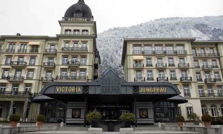 Bewertet wurden Hotels mit mindestens 12 Zimmern und eigenem Restaurant. Grundlage der Bewertung bildeten Kriterien wie Charakter und Originalität des Hauses, Lage, Freizeitangebot und vieles mehr.

Rang 5: Victoria-Jungfrau Grand Hotel & Spa in Interlaken.