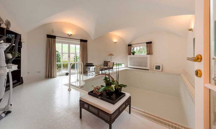 Ein kleiner, hauseigener Indoorpool lässt die Herzen von Wasserratten höher schlagen.