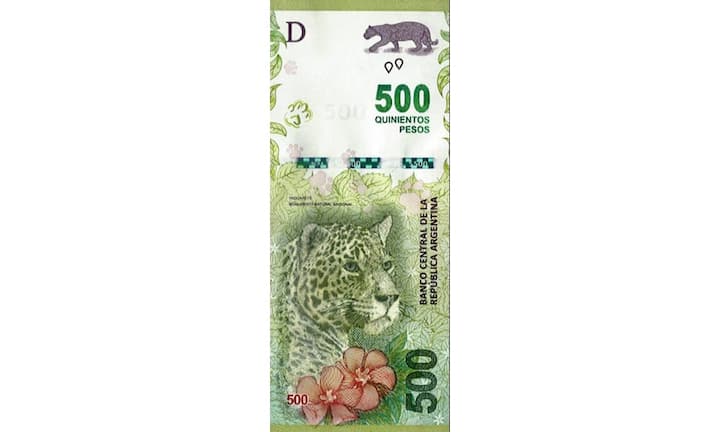 ... auf der Vorderseite. Da macht sich ein Jaguar auf die Pirsch.