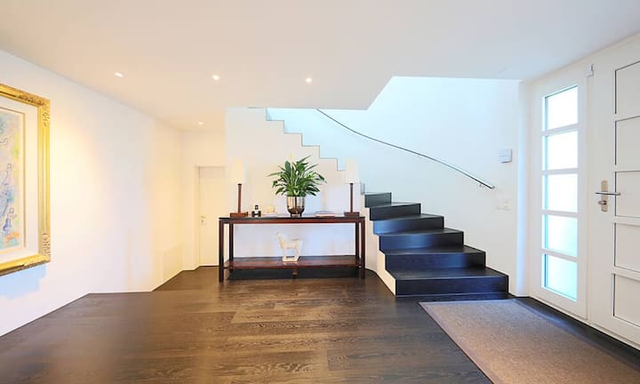 Der Eingangsbereich weist auf die Grösse des Hauses hin: Insgesamt 345m² Wohnfläche stehen zur Verfügung.