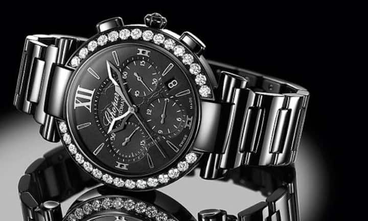 All Black: Vor genau 20 Jahren lancierte Caroline Scheufele für Chopard die Happy Diamonds und brachte damit neuen Schwung in die Welt der Damenuhren. Danach etablierte sie Chopard in hohem Tempo in der Haute Joaillerie. Jüngstes Erfolgskind ist die elegante Imperiale, die 2010 ihr Début gab. Jetzt als All Black mit Karbonüberzug auf dem Edelstahl und automatischem Chronographenwerk – eine neue Idee. Der Preis steht noch nicht fest.