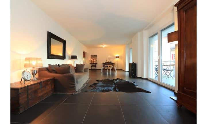 Die Duplex-Wohnung im 1. Stock verfügt über einen grossen Wohn- Essbereich...