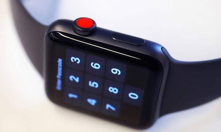 Die mobilfunkfähige LTE-Version «Apple Watch Series 3 Cellular» ist an einem auffälligen roten Punkt erkennbar. Parallel dazu ist weiterhin die etwas günstigere GPS-Version der Apple Watch im Verkauf. An Design und Grösse hat Apple nichts verändert, die Uhr ist durch die eSIM nur 0.25 Millimeter dicker als zuvor.