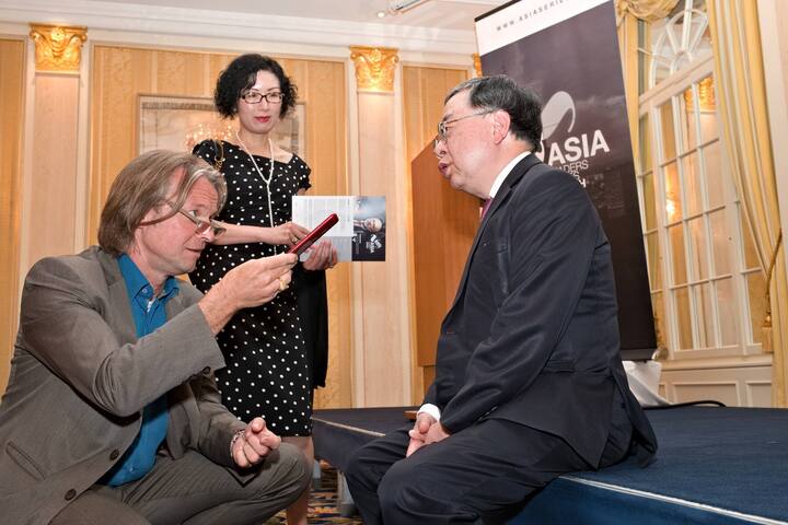 Matthias Kamp, Projektleiter NZZ Asien; Sarah Michael, Managing Director, Global Ultra High Net Worth, UBS AG; Ronnie Chan, Chairman, Hang Lung Property Group