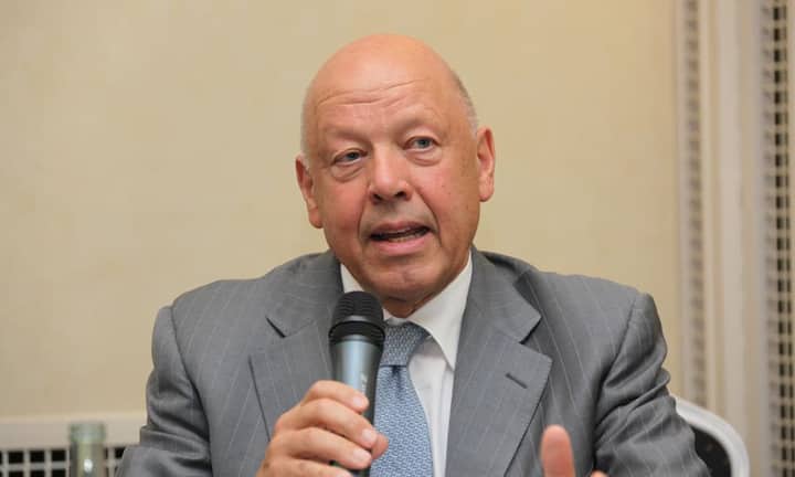 Die Reichsten der Region Zürich 2015:Platz 3: Theo Müller ist trotz seiner 75 Jahre nicht geschäftsmüde: Innerhalb der nächsten fünf Jahre will der Unternehmer den Umsatz seines Molkereiriesen verdoppeln. Auch ohne dieses ehrgeizige Ziel laufen die Geschäfte für den Wahlschweizer gut, so dass sein Vermögen 2015 um eine halbe Milliarde Franken zunahm. Damit kommt der Molkereimeister auf ein Vermögen von 4 bis 4,5 Milliarden Franken.Metropolico.org/CC/flickr