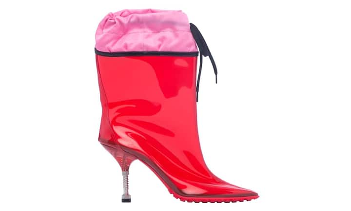 Modisch: Miu Miu
Wer nicht auf entscheidende Zentimeter verzichten will, setzt auf diese spitzlaufenden, transparenten Gummistiefel mit Absätzen. Sie sind in vielen Material- und Farbvariationen erhältlich. Preis 910 Franken