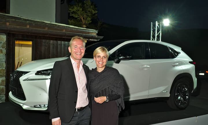Ralf Kugler, PR Manager, Lexus Schweiz;
Katja Thürlemann, Leiterin Sponsoring, Notenstein Privatbank;
Vor dem neuen Lexus NX
Bilder:Markus Senn
