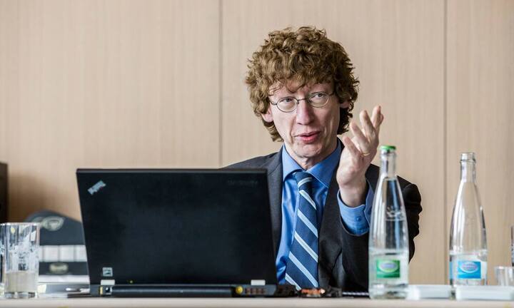 Die Jury:Sieben Experten prüften die Leistungen der Private Banker. Jurypräsident Thorsten Hens ist Direktor des Instituts für Banking  und Finance an der Uni Zürich und wissenschaftlicher Beirat des IVA. Auf Anfrage bietet er den Banken – wegen der hohen Nachfrage im letzten Jahr kostenpflichtige – Erklärungen zum Rating an.