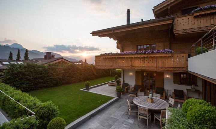 Die Terrassen und Balkone bieten einen einzigartigen Ausblick über die ganze Region. Den Preis erfährt man auf Anfrage. (Quelle/Bilder: 
Engel & Völkers)