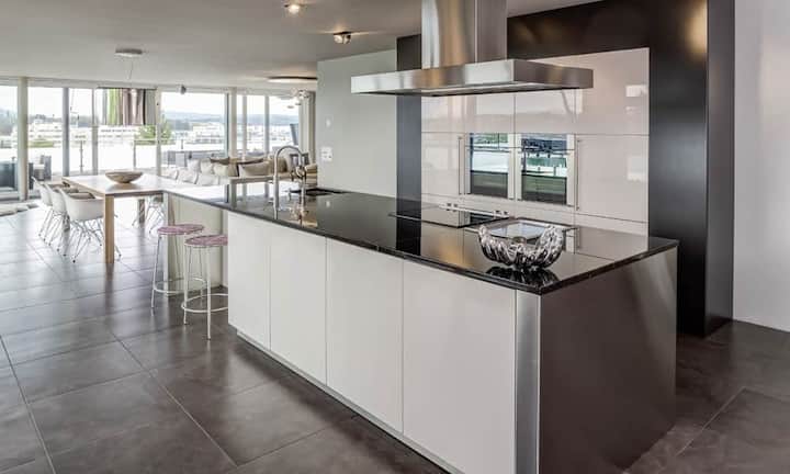 Die Küche ist offen zum Wohnraum hin.