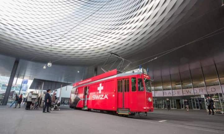 Auch der rollende Stand von Swiza macht Halt am Messeplatz.