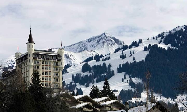 Kategorie «Ski-Spas de luxe – Entschleunigung über 1000 Höhenmetern»In dieser Kategorie macht das Gstaad Palace den Anfang auf dem Siegertreppchen. Das traditionsreiche Hotel hat mindestens schon drei Generationen von Gästen glücklich gemacht, ohne jemals zu verstauben.